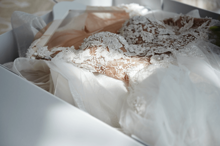 gereinigtes Brautkleid in Box zum Versand | YES TO THE DRESS - Brautmode in Düsseldorf+Köln