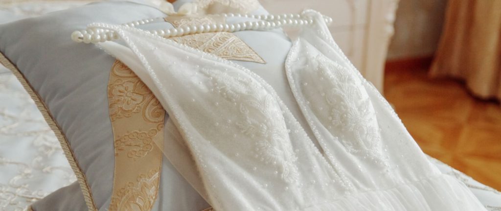 Brautkleid auf Bett liegend